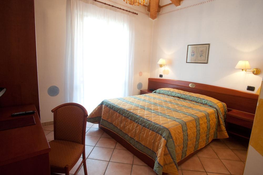 Hotel Romantic Cavaion Veronese Exterior photo
