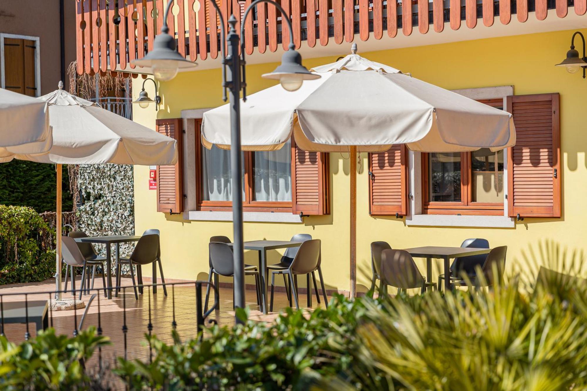 Hotel Romantic Cavaion Veronese Exterior photo